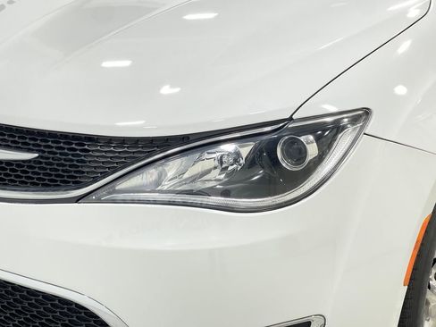 Used 2018 Chrysler Pacifica Limited image 36