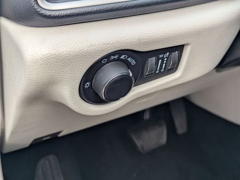 Used 2022 Chrysler Voyager LX image 23