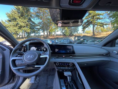 Used 2025 Hyundai Elantra SEL image 33