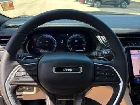 Used 2025 Jeep Grand Cherokee L Limited w/ Luxury Tech Group II AWD/4WD image 9