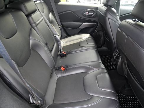 Used 2019 Jeep Cherokee Latitude Plus w/ Cold Weather Group AWD/4WD image 30