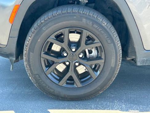 Used 2024 Jeep Grand Cherokee L Altitude image 12