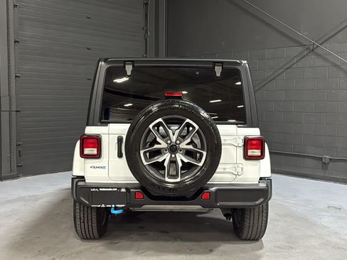 Used 2024 Jeep Wrangler Unlimited w/ Convenience Group AWD/4WD image 5