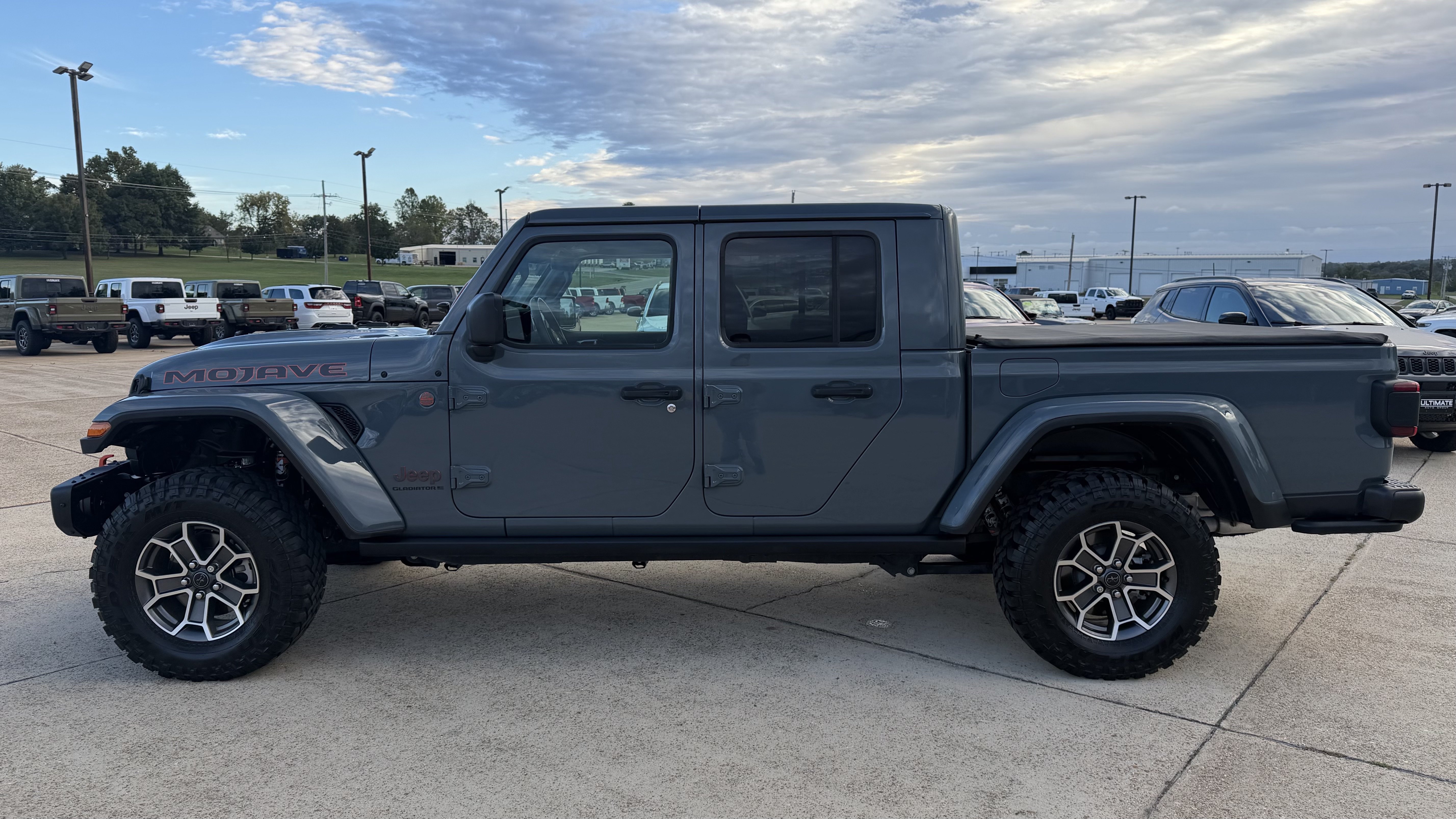 Used 2024 Jeep Gladiator Mojave AWD/4WD image 5