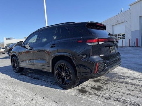 Used 2025 Volkswagen Tiguan SE R-Line image 3