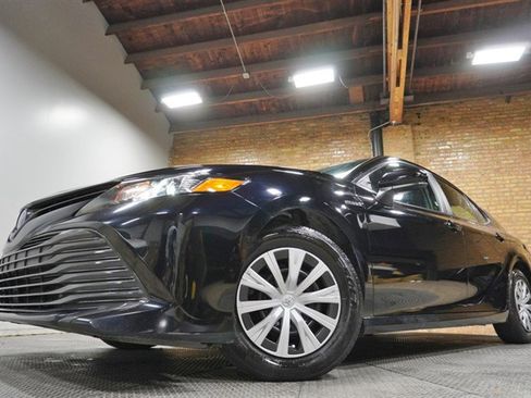 Used 2018 Toyota Camry LE image 3