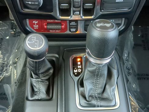 Used 2024 Jeep Wrangler Unlimited Rubicon w/ XTREMEE 35" Tire Package AWD/4WD image 28