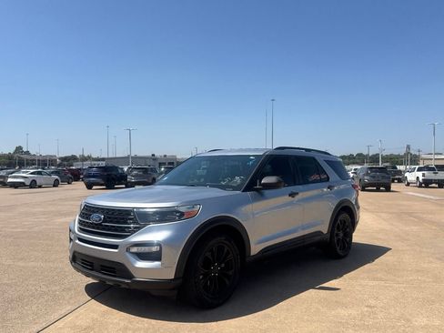 Used 2020 Ford Explorer XLT w/ Equipment Group 202A RWD image 9