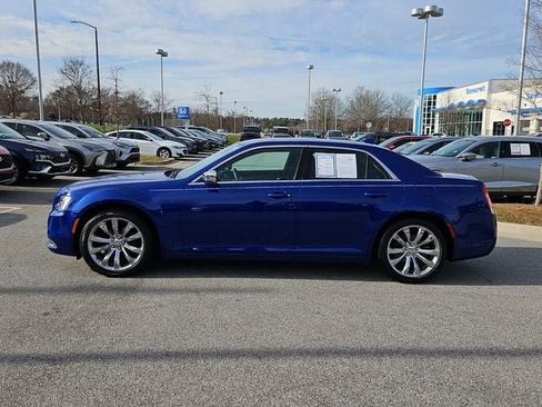 Used 2019 Chrysler 300 Touring w/ Chrome Appearance Package image 2