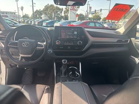 Used 2022 Toyota Highlander XLE FWD image 28