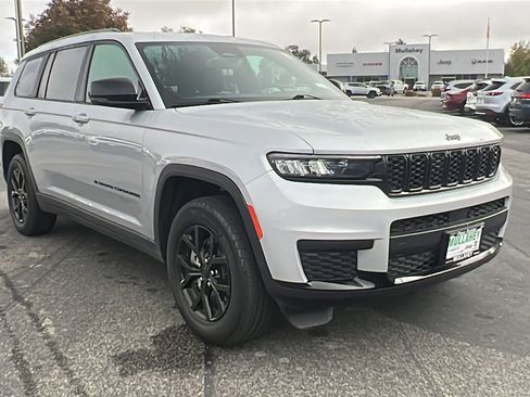 Used 2024 Jeep Grand Cherokee L Laredo image 1