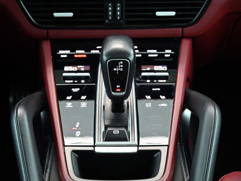 Used 2019 Porsche Cayenne Turbo w/ Sportdesign Package image 31