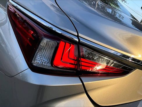 Used 2019 Lexus ES 350 w/ Luxury Package image 28