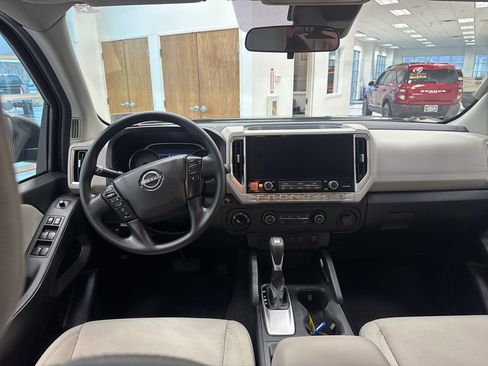 Used 2025 Nissan Frontier SV image 14