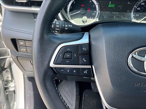 Used 2023 Toyota Highlander XLE FWD image 11