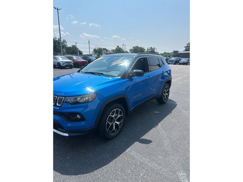 Used 2025 Jeep Compass Limited w/ Sun & Sound Group AWD/4WD image 18