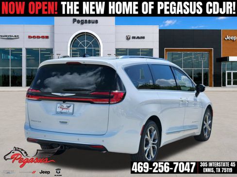 New 2026 Chrysler Pacifica Pinnacle w/ Trailer Tow Group FWD image 4