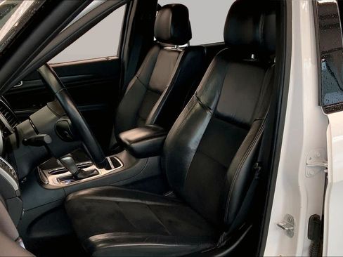 Used 2018 Jeep Grand Cherokee Altitude RWD image 9