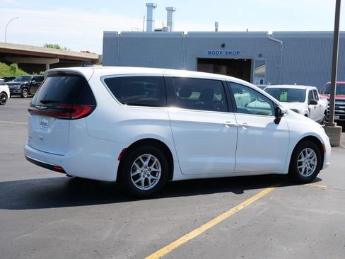 Used 2023 Chrysler Pacifica Touring-L FWD image 4