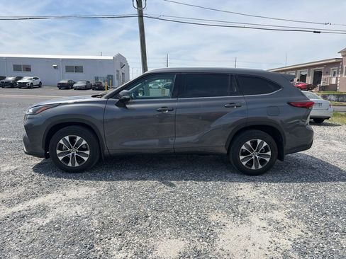 Used 2022 Toyota Highlander XLE image 2