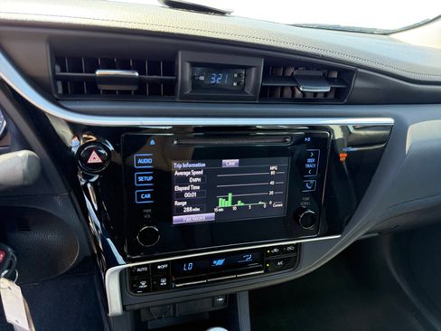 Used 2018 Toyota Corolla LE FWD image 12