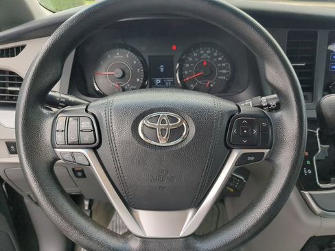 Used 2017 Toyota Sienna LE FWD image 28
