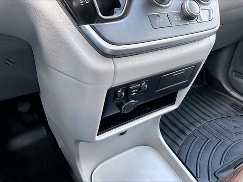 Used 2020 Toyota Sienna XLE FWD image 23