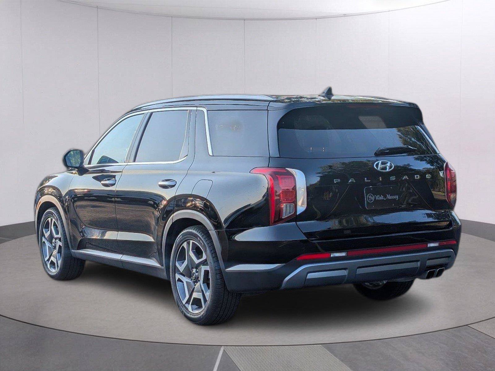 Used 2023 Hyundai Palisade Limited FWD image 3