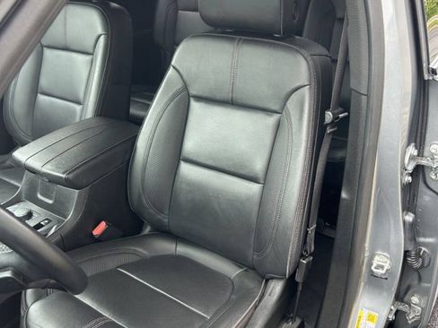 Used 2023 Chevrolet Traverse RS FWD image 14