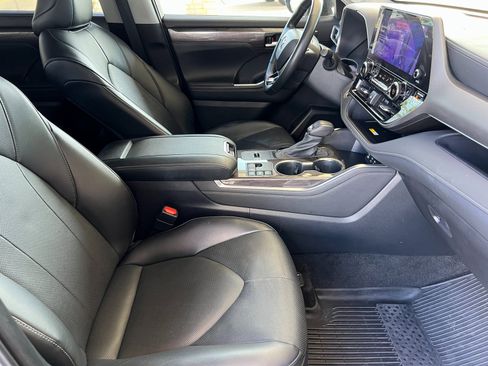 Used 2023 Toyota Highlander Limited image 6