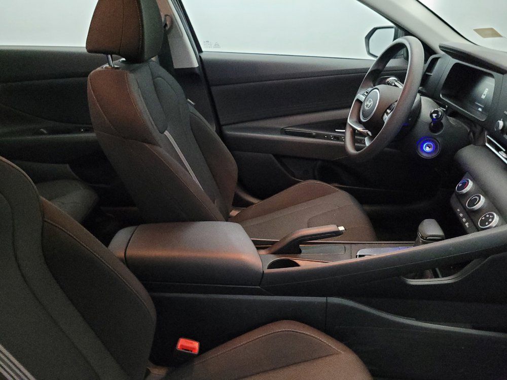 Used 2025 Hyundai Elantra SE FWD image 21