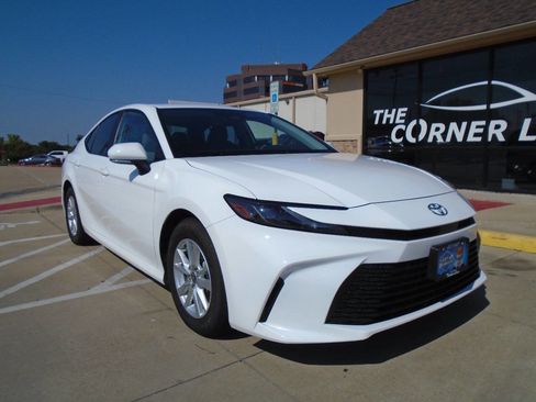 Used 2025 Toyota Camry LE image 1