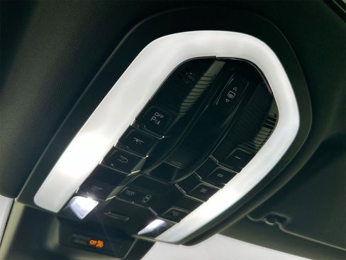 Certified 2025 Porsche Macan image 25