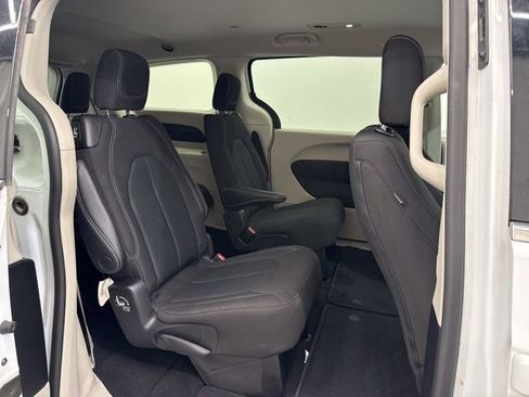 Used 2022 Chrysler Voyager LX FWD image 11