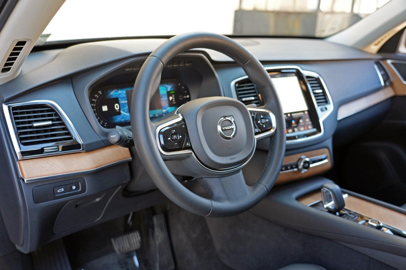 Used 2023 Volvo XC90 T8 Plus AWD/4WD image 14