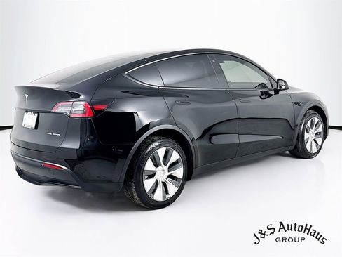 Used 2022 Tesla Model Y Long Range image 7