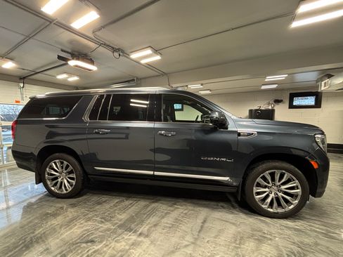 Used 2021 GMC Yukon XL Denali w/ Denali Premium Package image 12