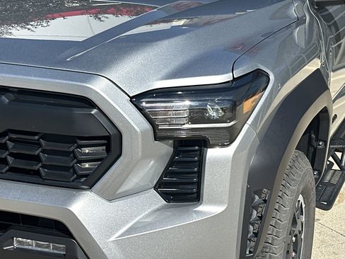 Certified 2025 Toyota Tacoma TRD Off-Road AWD/4WD image 11