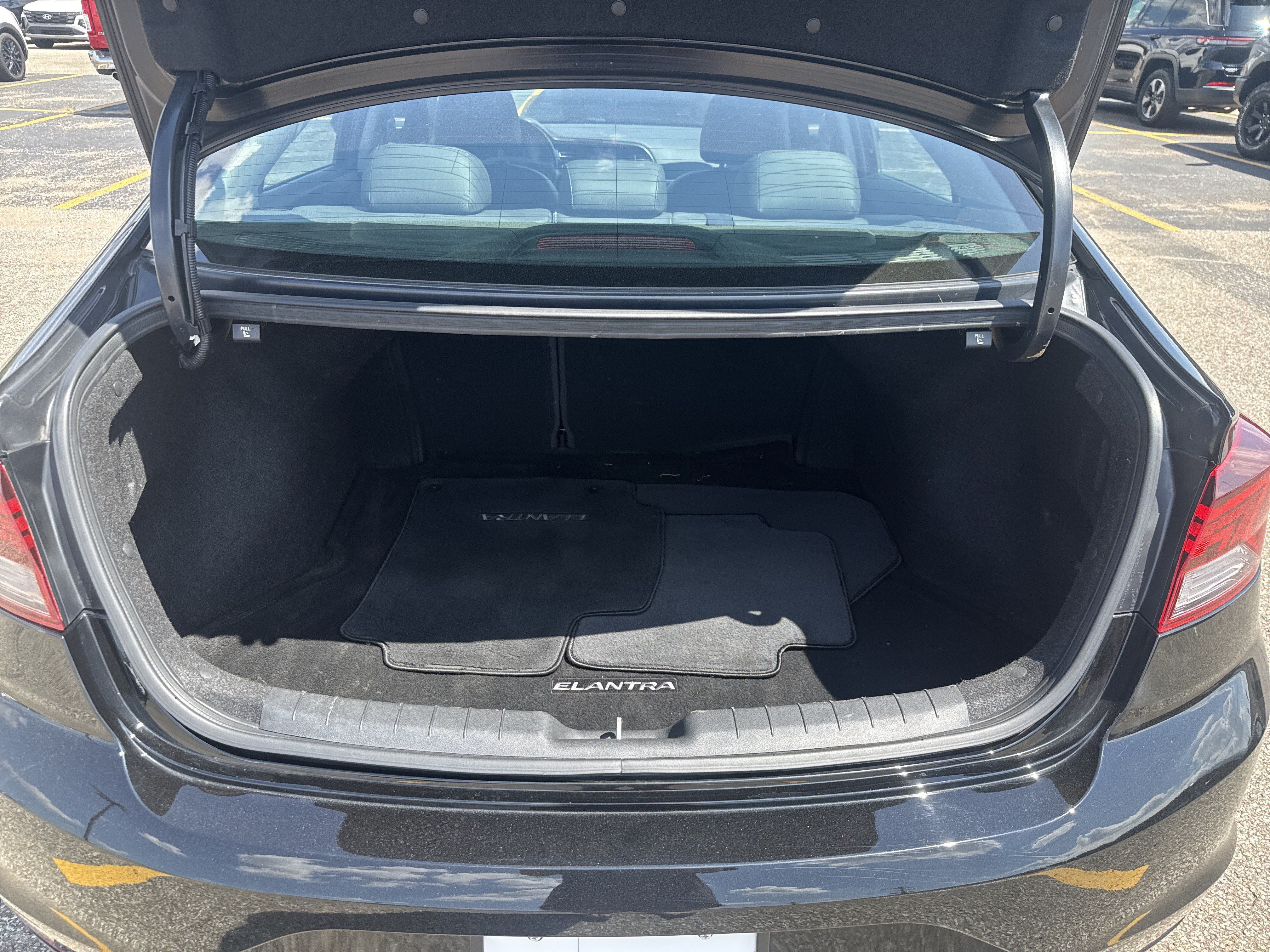 Used 2019 Hyundai Elantra Limited w/ Cargo Package FWD image 8
