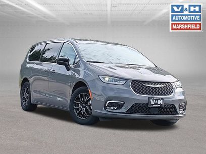 Used 2025 Chrysler Pacifica Select