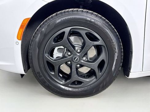 Used 2025 Chrysler Pacifica Premium image 32