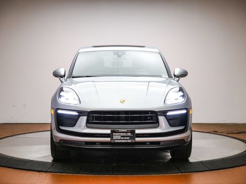 Certified 2022 Porsche Macan AWD/4WD image 10