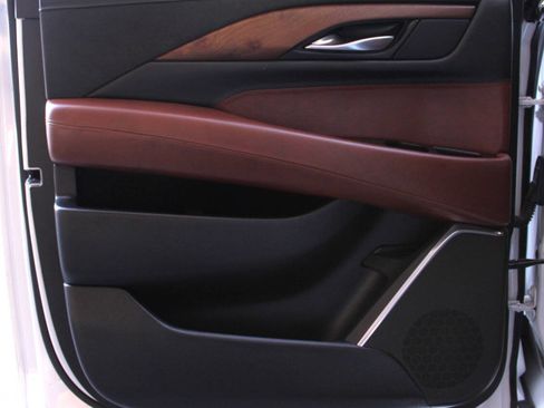 Used 2019 Cadillac Escalade ESV Premium Luxury image 18