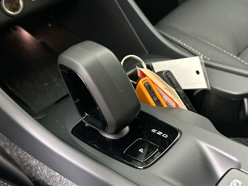 Certified 2025 Volvo XC40 B5 Core image 17