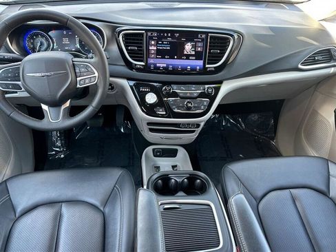 Used 2024 Chrysler Pacifica Touring-L image 13