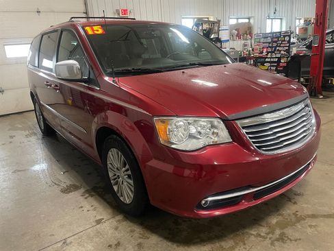 Used 2015 Chrysler Town & Country Touring-L image 4