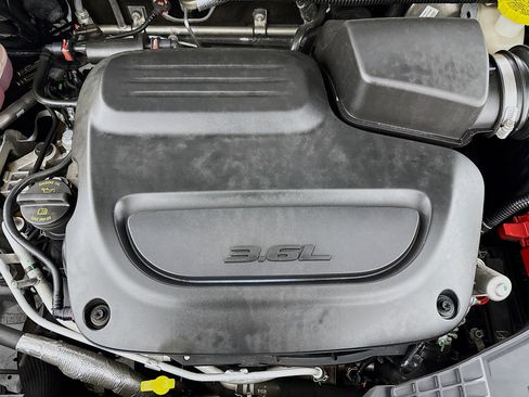 Used 2023 Chrysler Pacifica Touring-L image 38