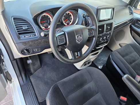 Used 2019 Dodge Grand Caravan SE w/ UConnect Hands-Free Group image 8