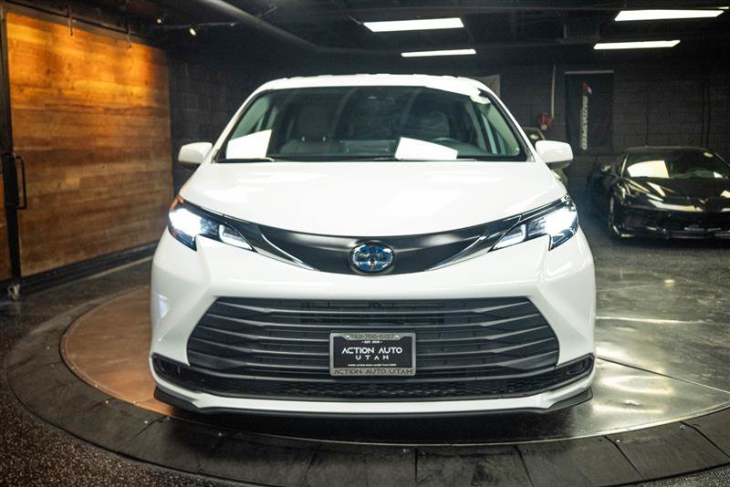 Used 2024 Toyota Sienna LE AWD/4WD image 4