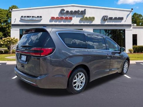 Used 2023 Chrysler Pacifica Touring-L FWD image 4